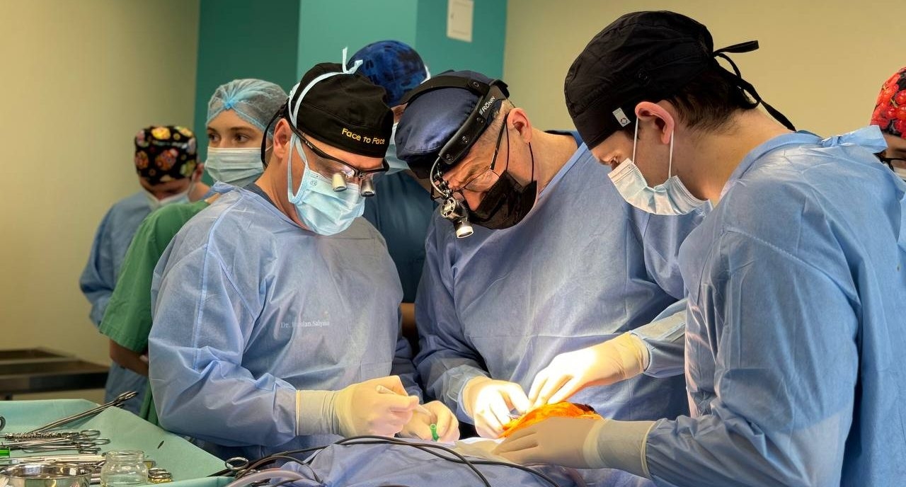 Cover image for У НЕЗЛАМНИХ ПРОВЕЛИ ПЕРШУ ОПЕРАЦІЮ З ПЛАСТИКИ М’ЯЗІВ ОБЛИЧЧЯ